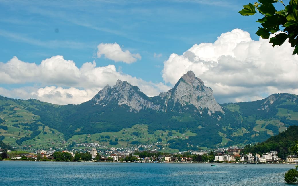 Brunnen am Vierwaldstättersee, dahinter der Kleine und der Grosse Mythen