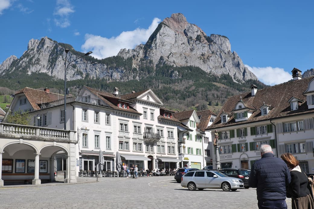 Hauptplatz in Schwyz, im Hintergrund die Mythen